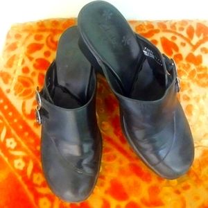 CLARKS...combine comfort and style! Size 7M.